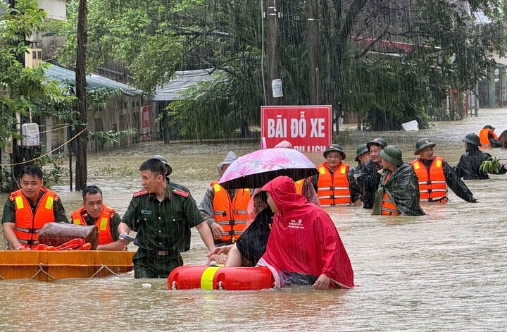 Mưa lớn nhấn ch&igrave;m chợ đầu mối ở Lạng Sơn, gần 1.000 người xuy&ecirc;n đ&ecirc;m ứng cứu- Ảnh 4.
