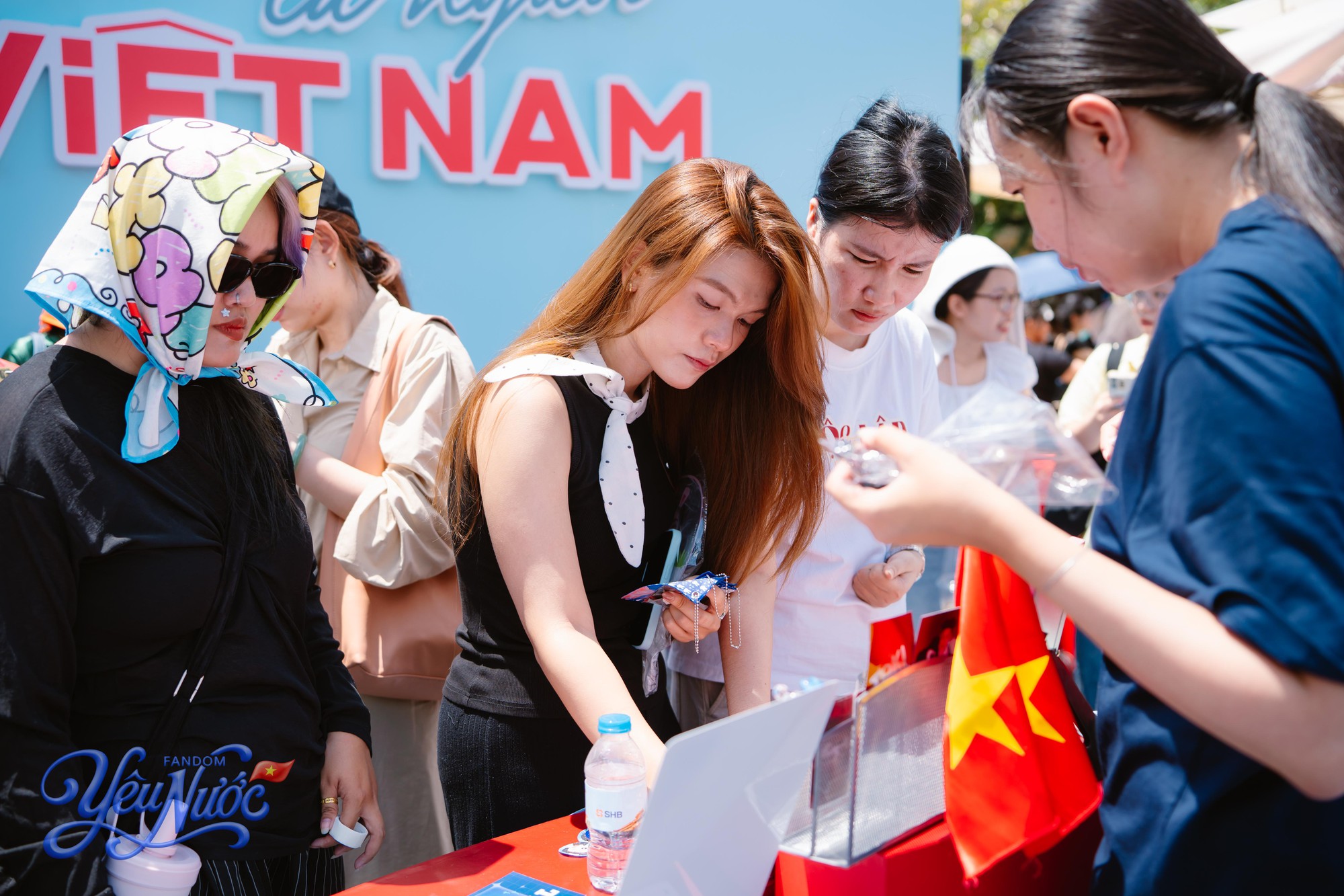 Cập nhật những h&igrave;nh ảnh đầu ti&ecirc;n tại booth Fandom Y&ecirc;u Nước tr&ecirc;n phố đi bộ Nguyễn Huệ, TP.HCM: Toạ độ&nbsp; &ldquo;n&oacute;ng&rdquo; nhất l&uacute;c n&agrave;y- Ảnh 8.