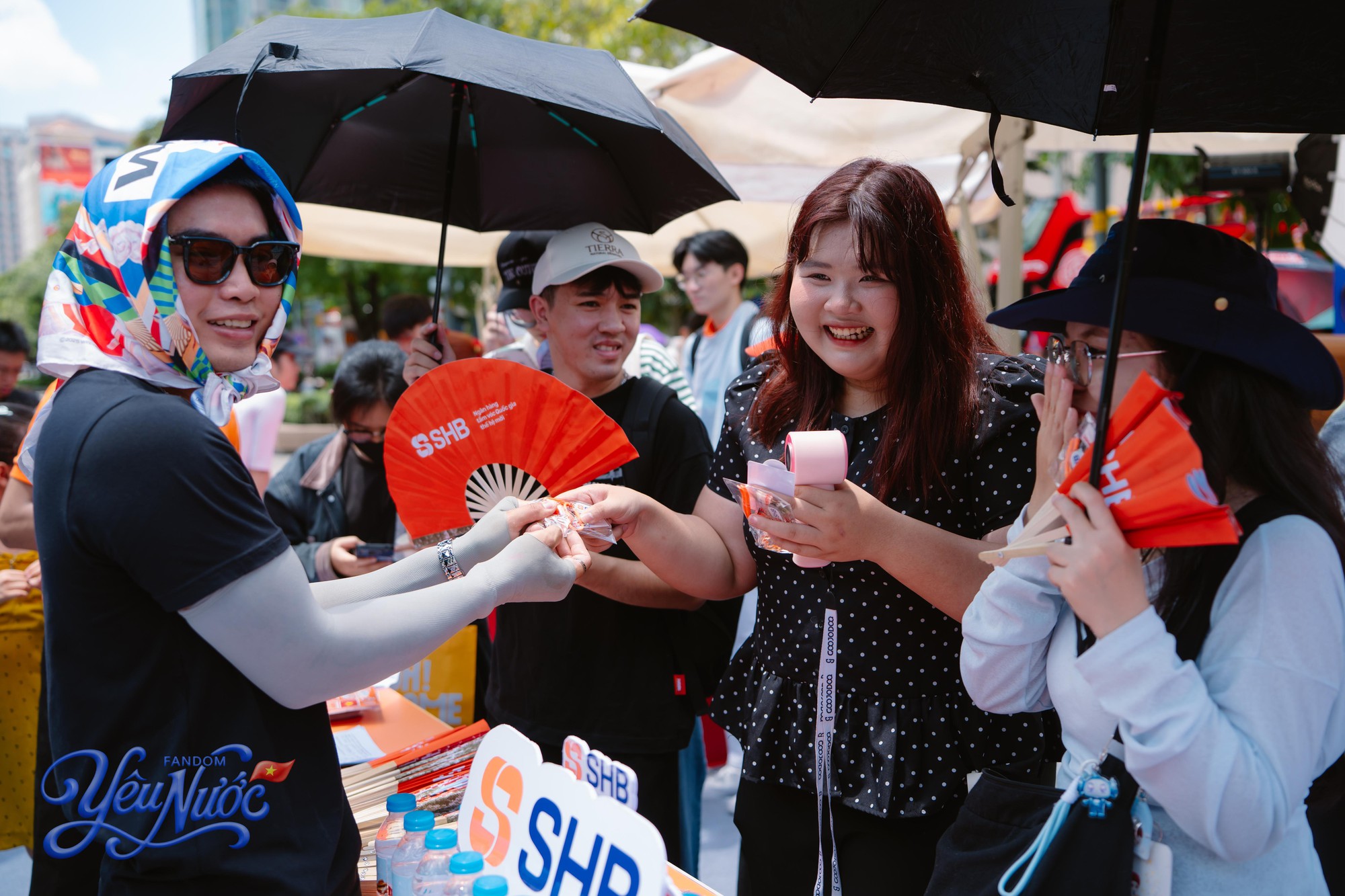 Cập nhật những h&igrave;nh ảnh đầu ti&ecirc;n tại booth Fandom Y&ecirc;u Nước tr&ecirc;n phố đi bộ Nguyễn Huệ, TP.HCM: Toạ độ&nbsp; &ldquo;n&oacute;ng&rdquo; nhất l&uacute;c n&agrave;y- Ảnh 2.