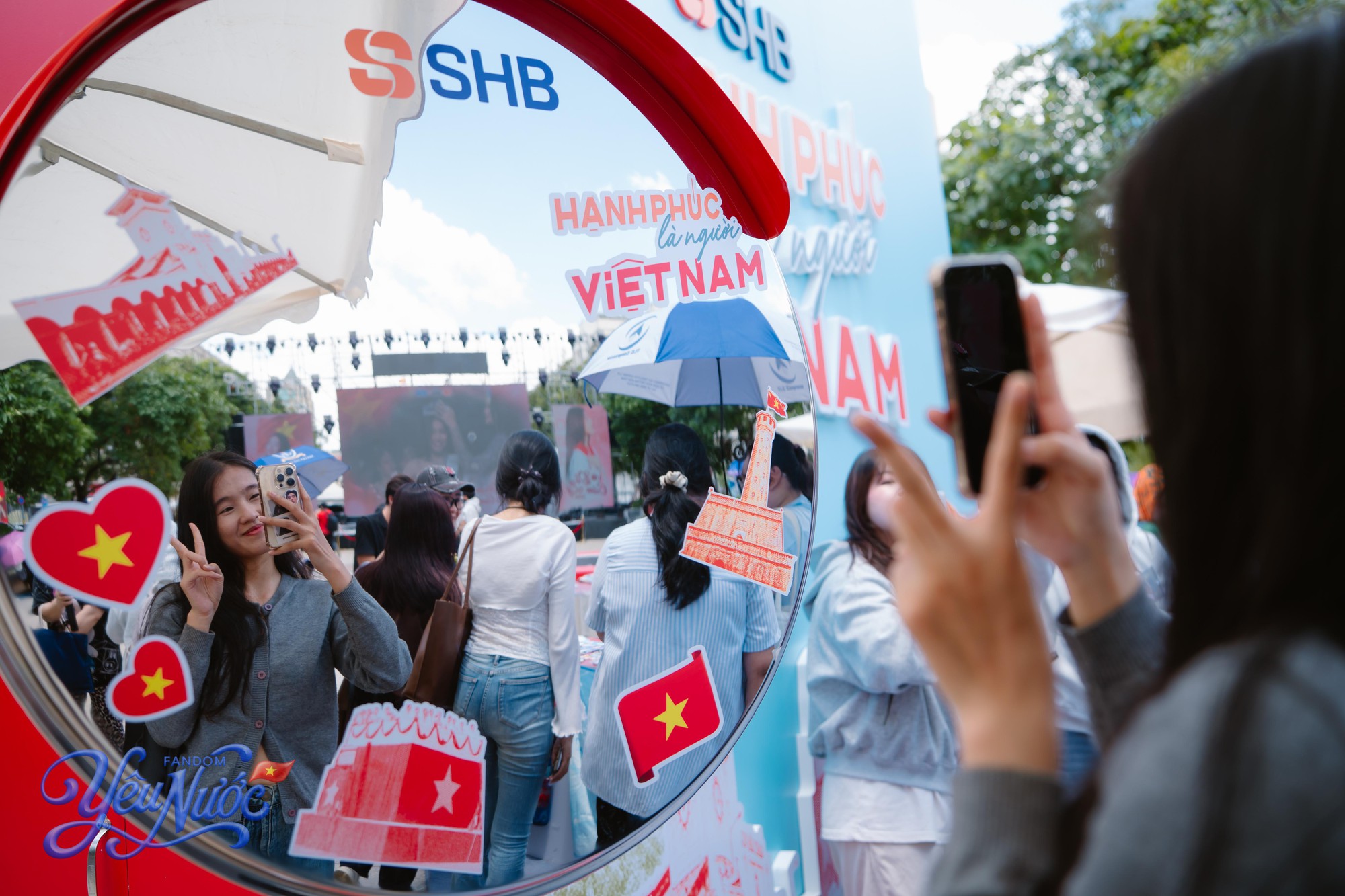Cập nhật những h&igrave;nh ảnh đầu ti&ecirc;n tại booth Fandom Y&ecirc;u Nước tr&ecirc;n phố đi bộ Nguyễn Huệ, TP.HCM: Toạ độ&nbsp; &ldquo;n&oacute;ng&rdquo; nhất l&uacute;c n&agrave;y- Ảnh 7.
