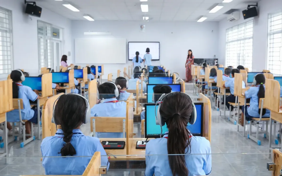 Học sinh phổ th&ocirc;ng sẽ được học AI đại tr&agrave; từ năm học 2026-2027 - Ảnh 1.