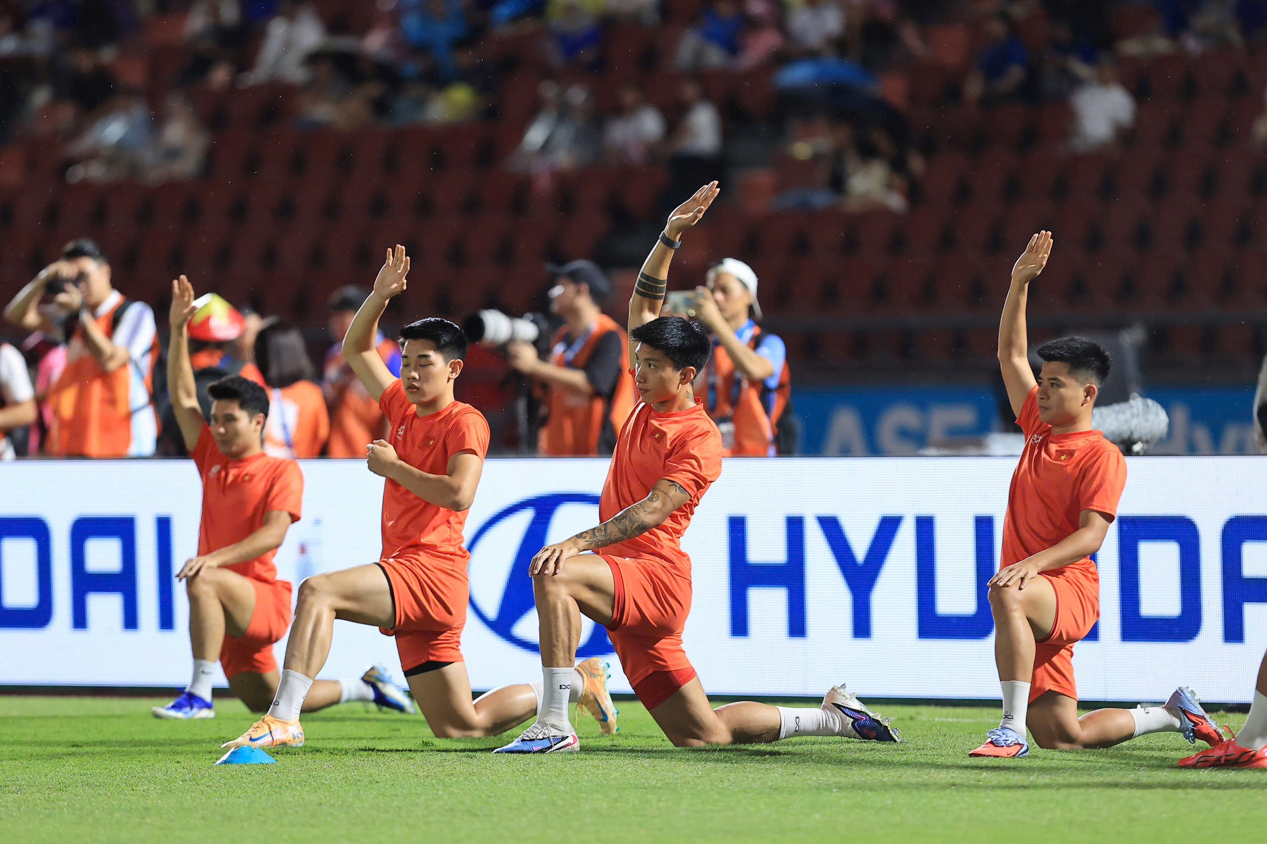 Gallery - Đẳng cấp lên tiếng: ĐT Việt Nam đánh bại Thái Lan 2-0 ngay trên sân khách, chạm 1 tay vào chức vô địch ASEAN Cup - image 13