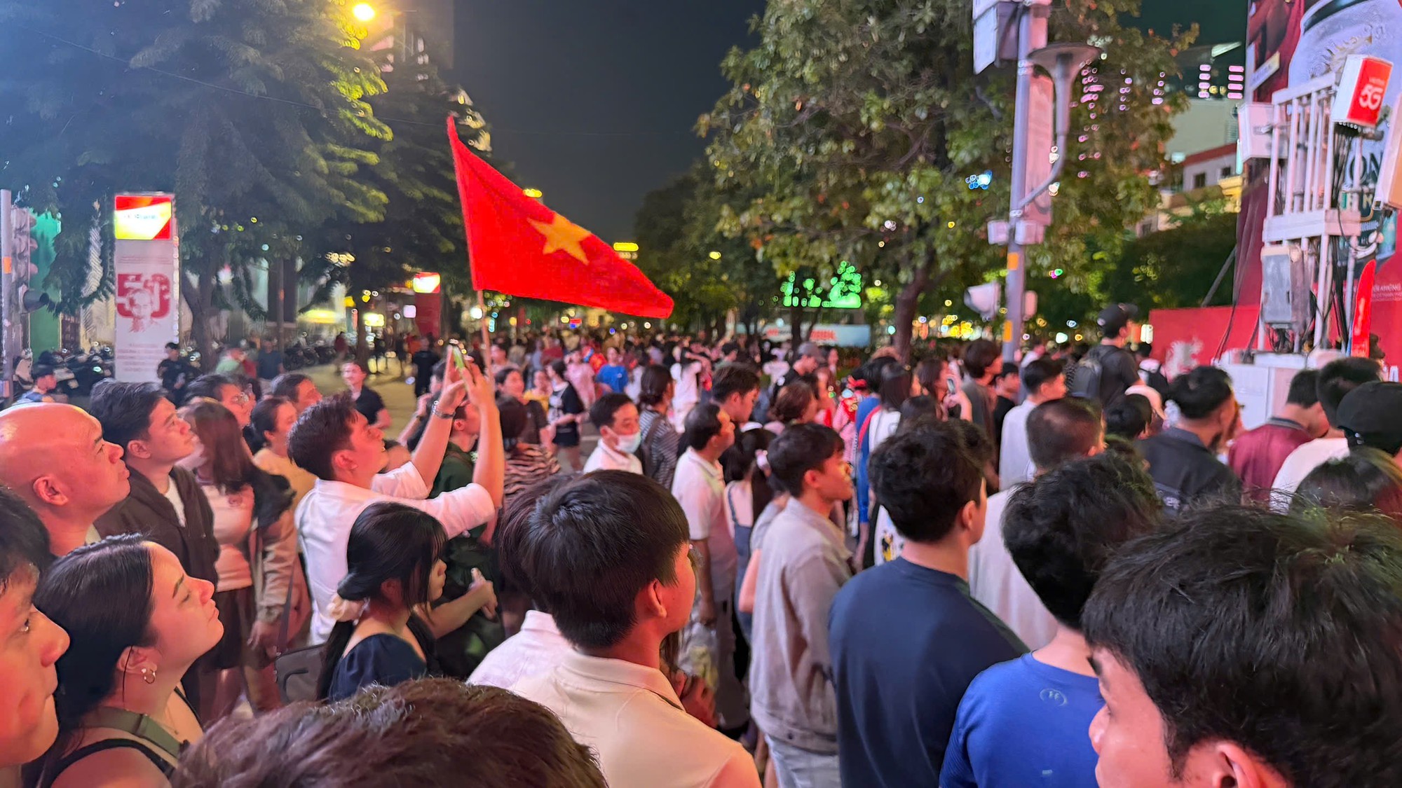 Sức n&oacute;ng ở phố đi bộ Nguyễn Huệ ngay khi hiệp 2 bắt đầu: Chờ đợi b&agrave;n thắng - Ảnh 17.