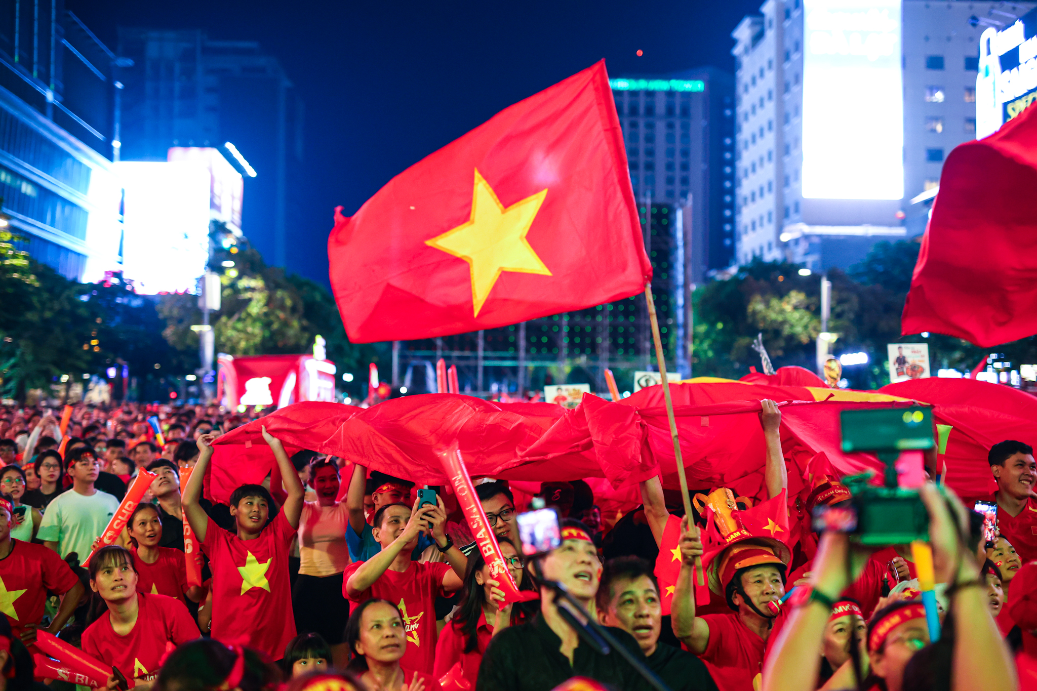 Gallery - Quá đã: Hải, Long khiến cổ động viên Việt Nam hài lòng! - image 19