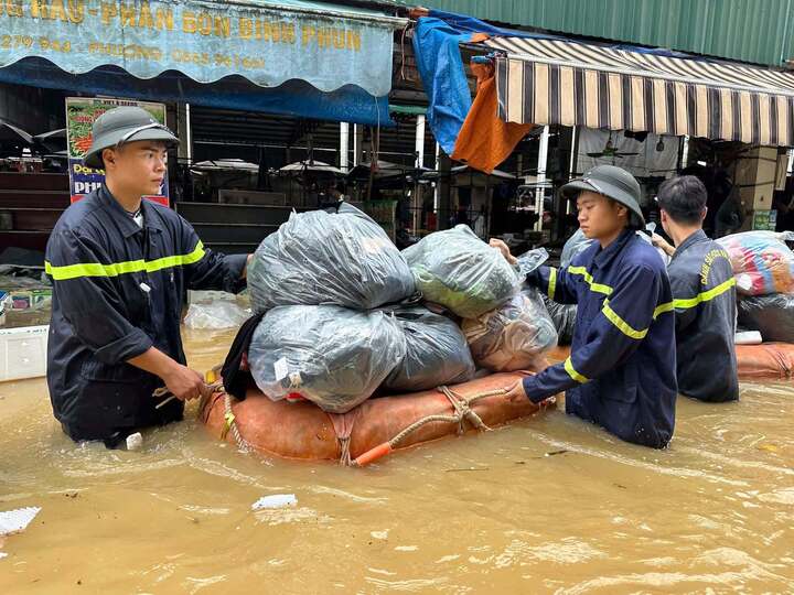 Mưa lớn nhấn ch&igrave;m chợ đầu mối ở Lạng Sơn, gần 1.000 người xuy&ecirc;n đ&ecirc;m ứng cứu- Ảnh 7.