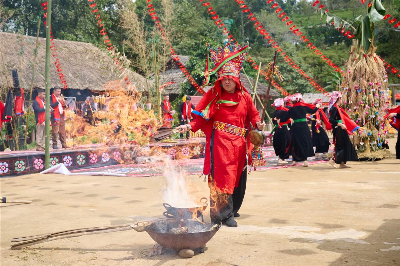 Du kh&aacute;ch vui qu&ecirc;n lối về tại Lễ hội Thổ cẩm Sa Pa - Ảnh 6.
