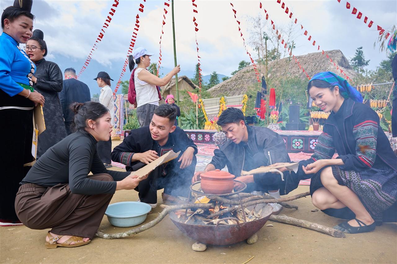 Du kh&aacute;ch vui qu&ecirc;n lối về tại Lễ hội Thổ cẩm Sa Pa - Ảnh 7.