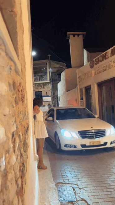Chuyện g&igrave; xảy ra với c&ocirc; g&aacute;i đang quay clip tr&ecirc;n phố th&igrave; người đ&agrave;n &ocirc;ng đi xe Mercedes đột ngột đến nắm tay?- Ảnh 1.