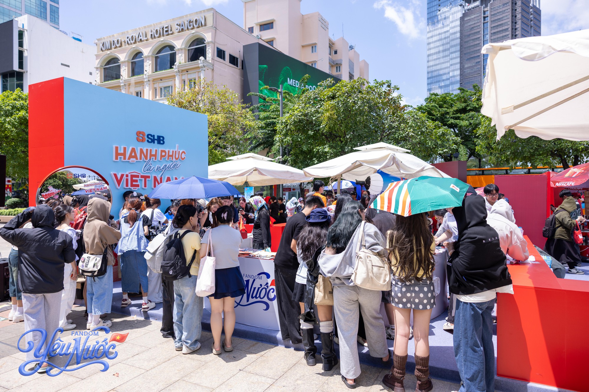 Cập nhật những h&igrave;nh ảnh đầu ti&ecirc;n tại booth Fandom Y&ecirc;u Nước tr&ecirc;n phố đi bộ Nguyễn Huệ, TP.HCM: Toạ độ&nbsp; &ldquo;n&oacute;ng&rdquo; nhất l&uacute;c n&agrave;y- Ảnh 1.