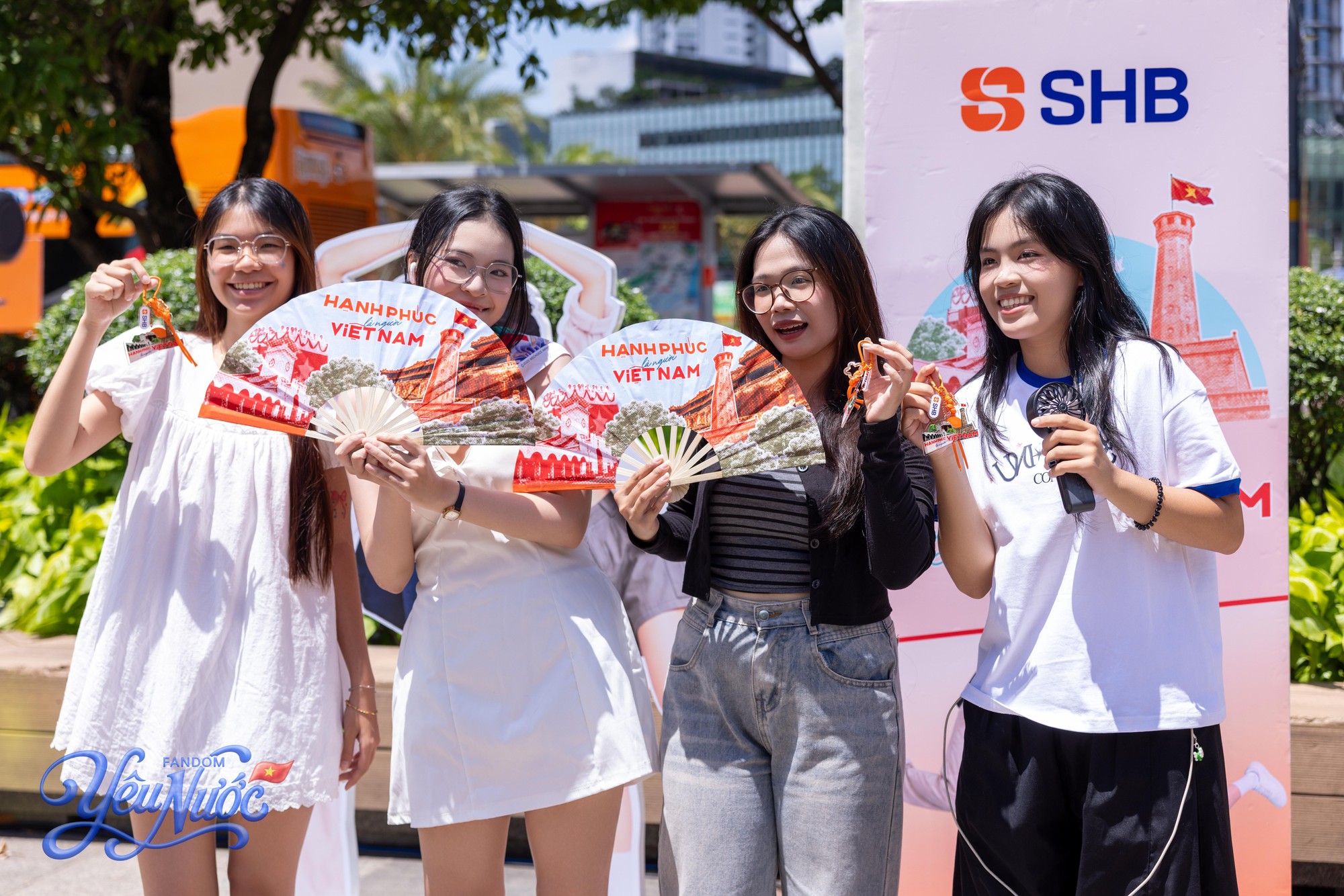 Cập nhật những h&igrave;nh ảnh đầu ti&ecirc;n tại booth Fandom Y&ecirc;u Nước tr&ecirc;n phố đi bộ Nguyễn Huệ, TP.HCM: Toạ độ&nbsp; &ldquo;n&oacute;ng&rdquo; nhất l&uacute;c n&agrave;y- Ảnh 6.