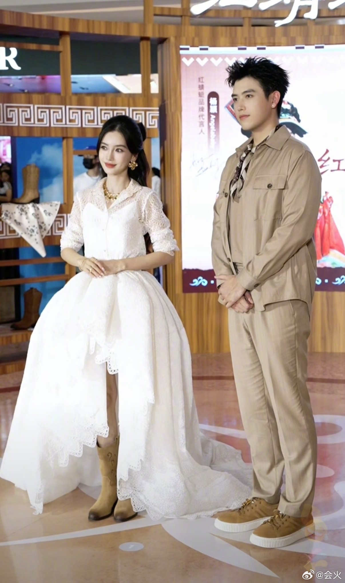 Đang lan truyền khoảnh khắc th&acirc;n mật của Angelababy v&agrave; thiếu gia k&eacute;m 11 tuổi- Ảnh 6.