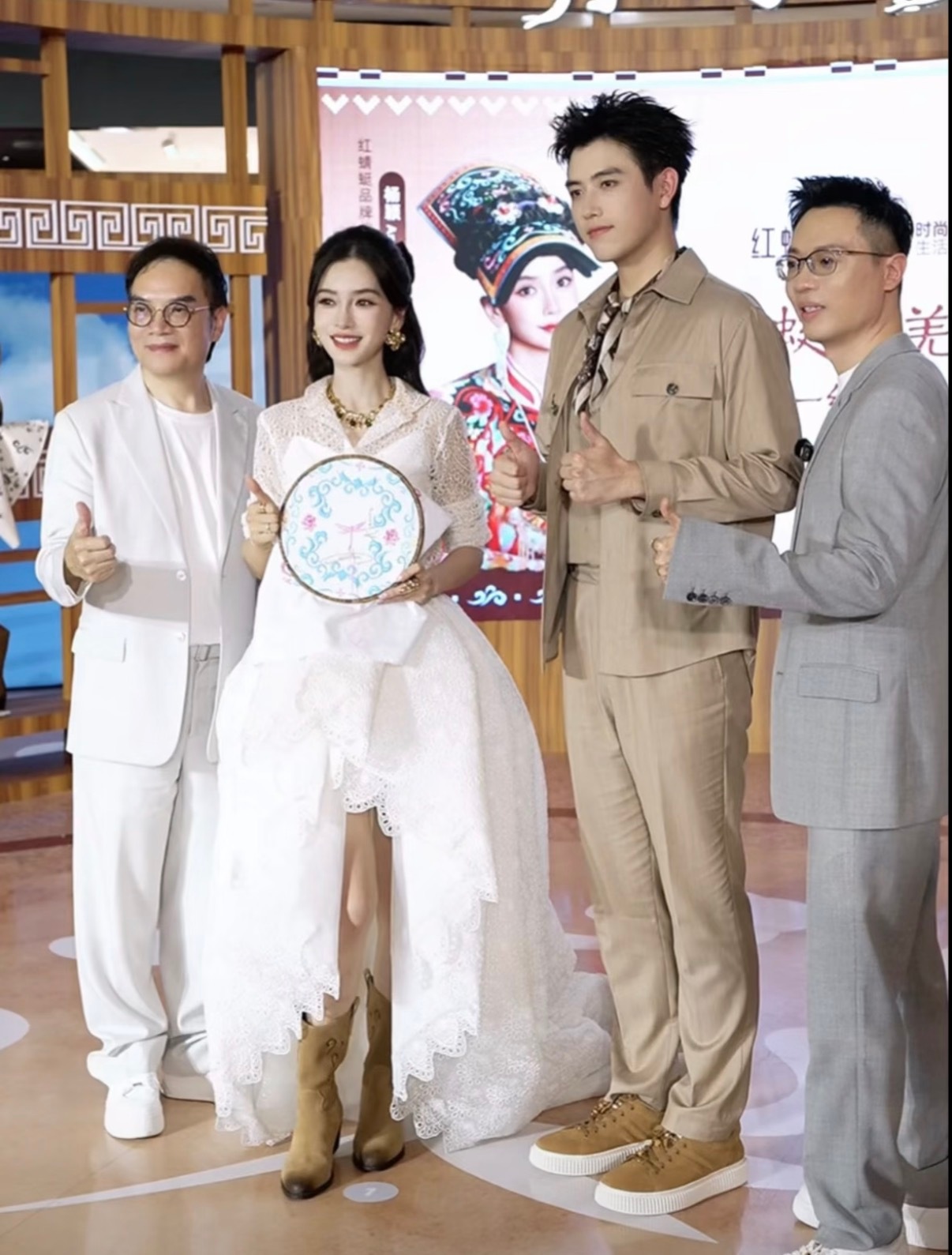 Đang lan truyền khoảnh khắc th&acirc;n mật của Angelababy v&agrave; thiếu gia k&eacute;m 11 tuổi- Ảnh 5.