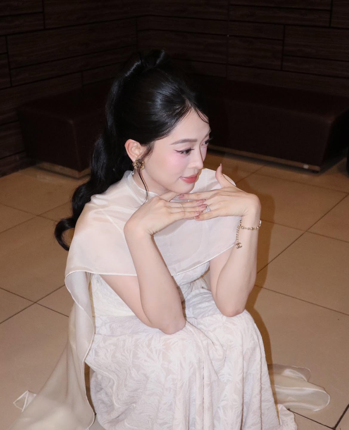 Mỹ nh&acirc;n Vbiz cưới mối t&igrave;nh đầu: Lấy chồng xong ng&agrave;y c&agrave;ng nhuận sắc, style đơn giản m&agrave; qu&aacute; sang- Ảnh 1.