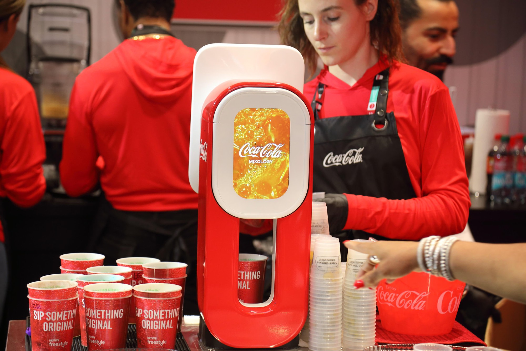 &ldquo;Đột k&iacute;ch&rdquo; ph&ograve;ng nghi&ecirc;n cứu b&iacute; mật của Coca-Cola, ph&aacute;t hiện cỗ m&aacute;y pha chế &ldquo;soda bẩn&rdquo;- Ảnh 2.