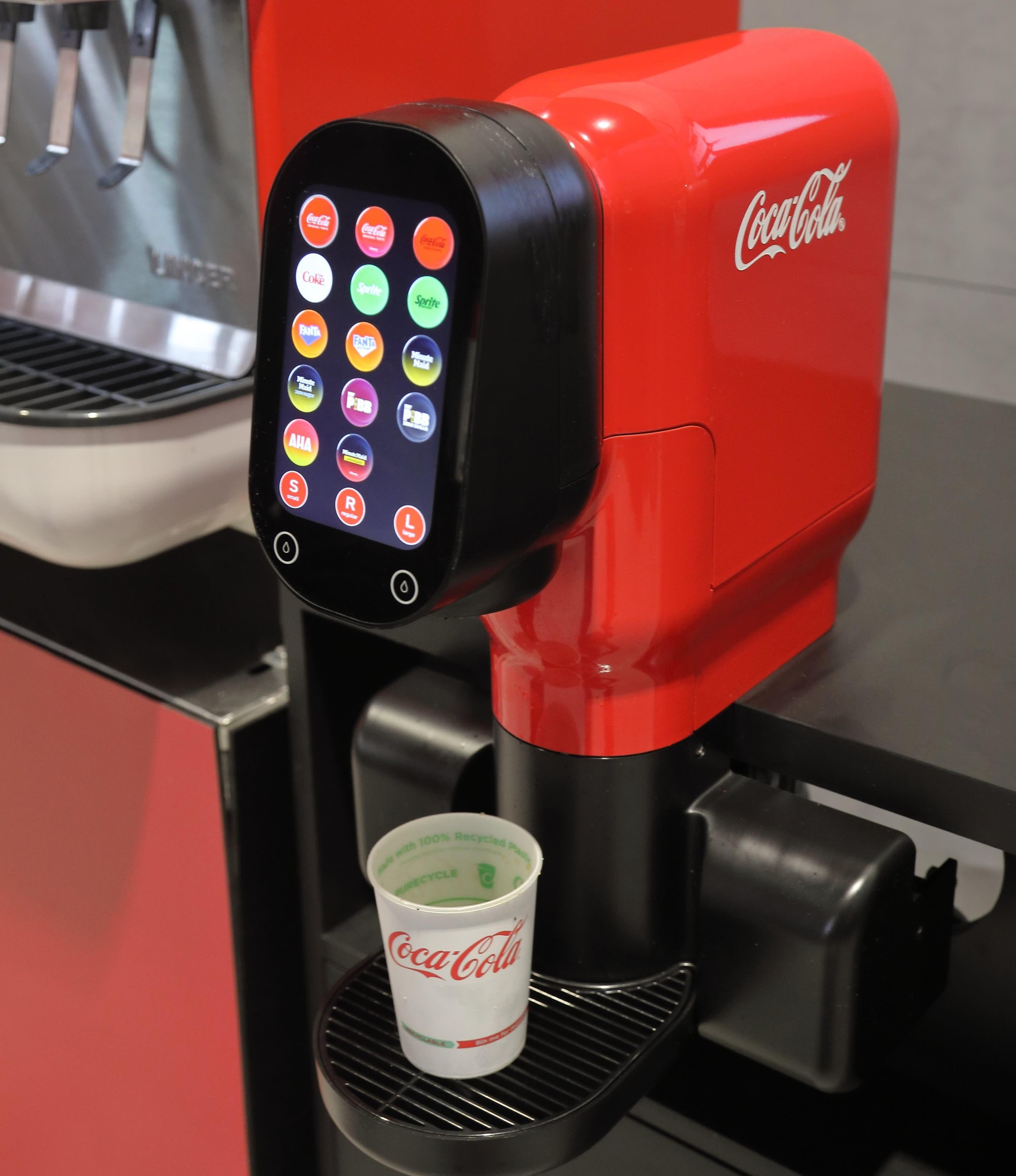 &ldquo;Đột k&iacute;ch&rdquo; ph&ograve;ng nghi&ecirc;n cứu b&iacute; mật của Coca-Cola, ph&aacute;t hiện cỗ m&aacute;y pha chế &ldquo;soda bẩn&rdquo;- Ảnh 3.