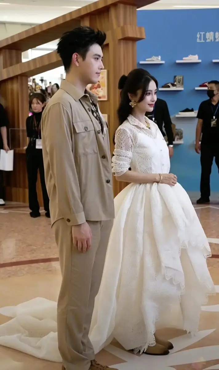 Đang lan truyền khoảnh khắc th&acirc;n mật của Angelababy v&agrave; thiếu gia k&eacute;m 11 tuổi- Ảnh 7.