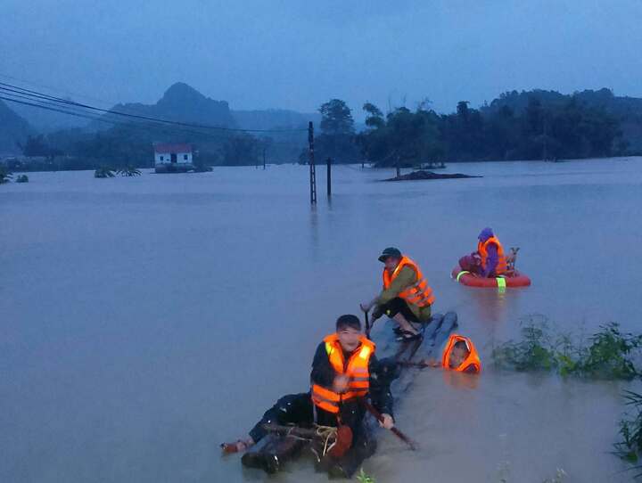 Nước lũ l&ecirc;n cuồn cuộn, người d&acirc;n Lạng Sơn leo m&aacute;i nh&agrave; nhận đồ tiếp tế- Ảnh 1.