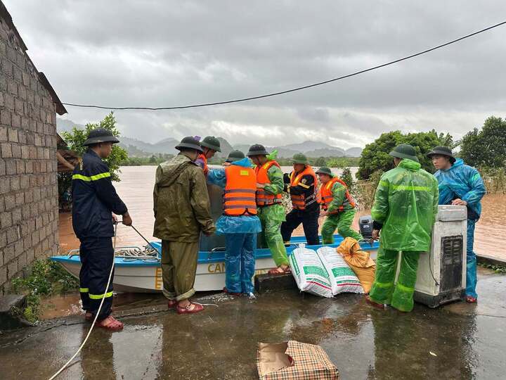 Nước lũ l&ecirc;n cuồn cuộn, người d&acirc;n Lạng Sơn leo m&aacute;i nh&agrave; nhận đồ tiếp tế- Ảnh 10.