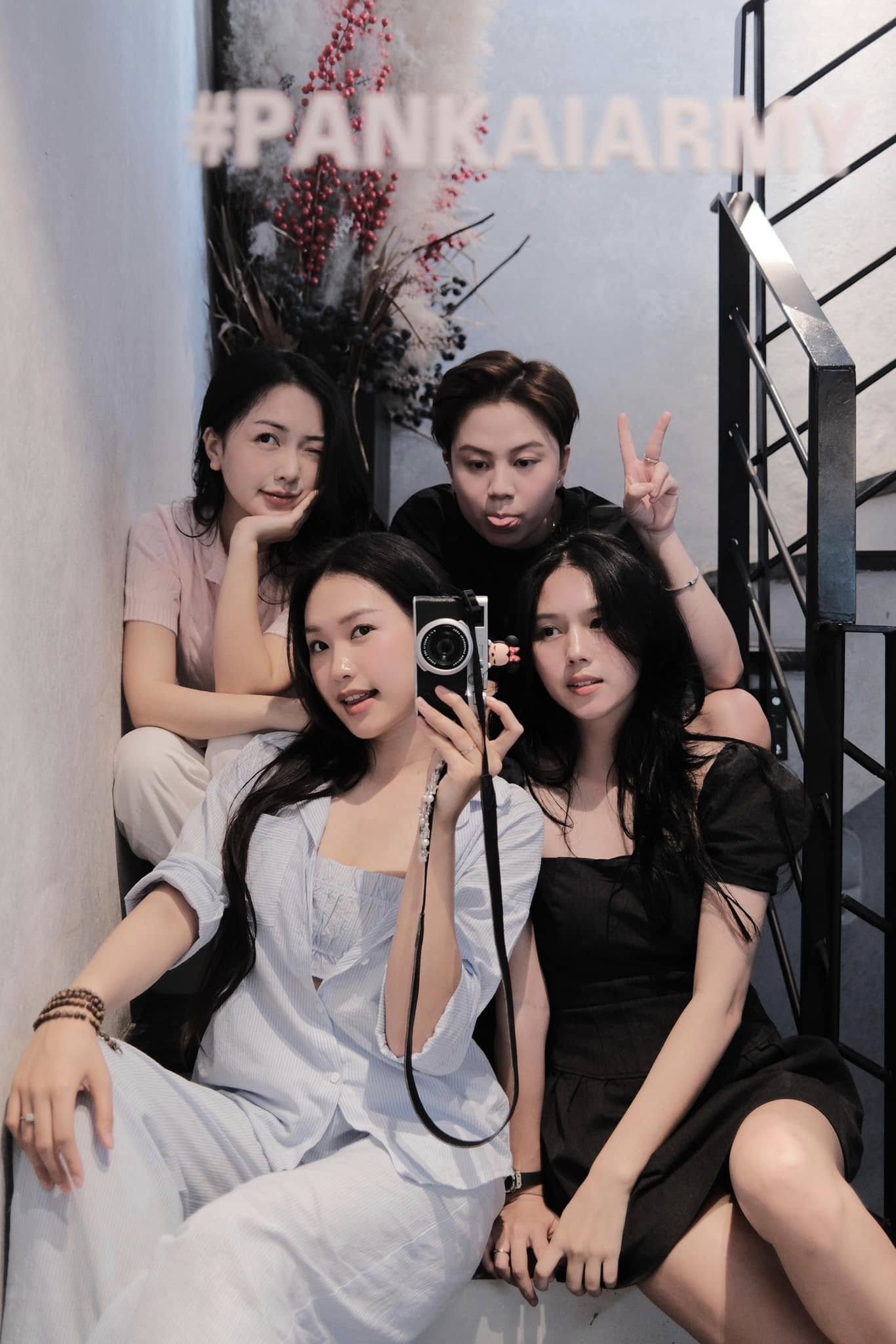 2 mỹ nh&acirc;n nổi tiếng c&ugrave;ng lấy cầu thủ, ở biệt thự chục tỷ tại H&agrave; Nội: Do&atilde;n Hải My v&agrave; Ng&ocirc; Tố Uy&ecirc;n c&oacute; điểm chung bất ngờ - Ảnh 2.