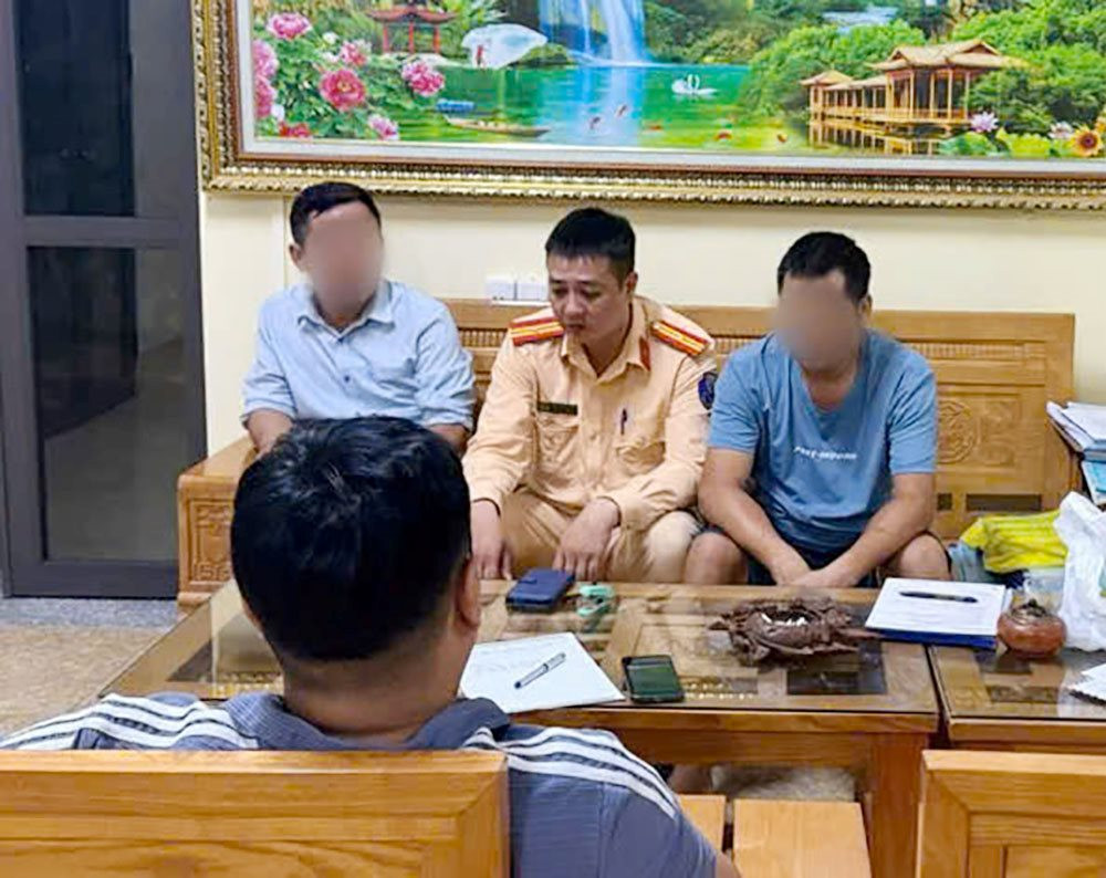 Kiểm tra xe taxi v&agrave; ph&aacute;t hiện h&agrave;nh kh&aacute;ch c&oacute; biểu hiện bất thường, C&ocirc;ng an ngay lập tức tiếp cận v&agrave; th&agrave;nh c&ocirc;ng ngăn chặn một vụ lừa đảo- Ảnh 1.