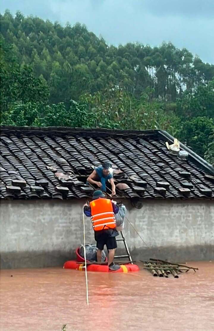 Nước lũ l&ecirc;n cuồn cuộn, người d&acirc;n Lạng Sơn leo m&aacute;i nh&agrave; nhận đồ tiếp tế- Ảnh 3.