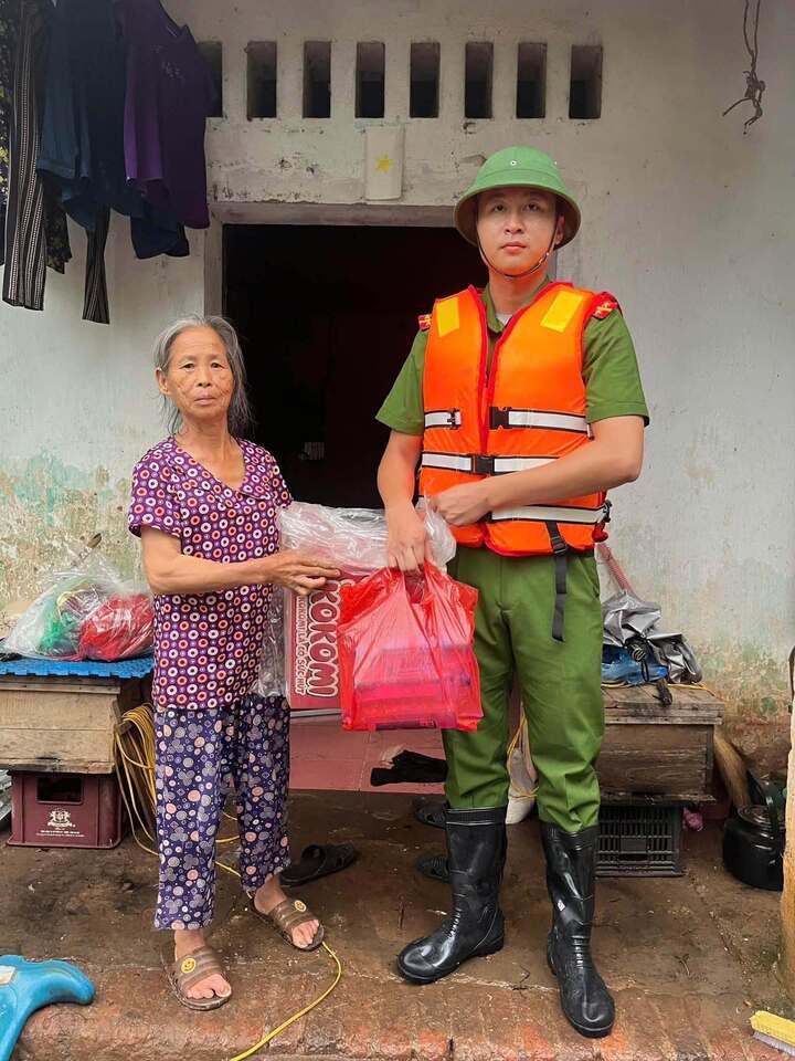 Nước lũ l&ecirc;n cuồn cuộn, người d&acirc;n Lạng Sơn leo m&aacute;i nh&agrave; nhận đồ tiếp tế- Ảnh 6.