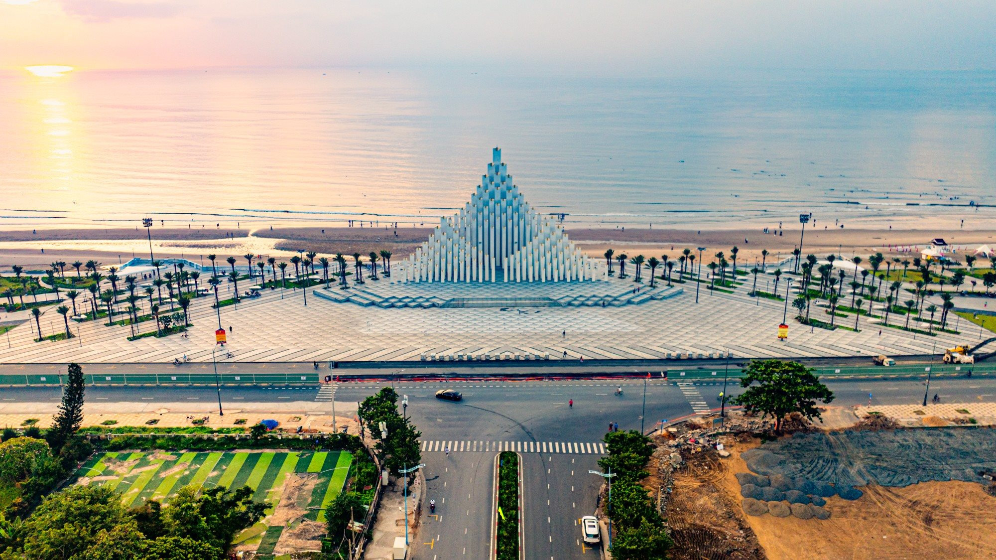 Việt Nam c&oacute; t&ograve;a th&aacute;p 143 trụ b&ecirc; t&ocirc;ng, trị gi&aacute; 155 tỷ đồng, được Sun Group thi c&ocirc;ng thần tốc chỉ trong 75 ng&agrave;y- Ảnh 1.