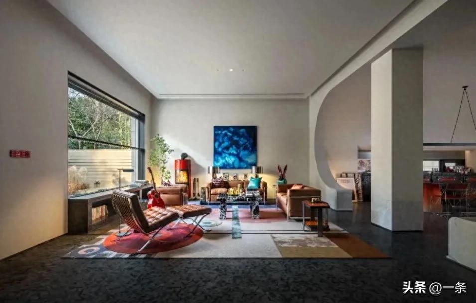 Cặp vợ chồng trung ni&ecirc;n sống trong căn nh&agrave; 700m&sup2; nhưng mỗi người một tầng: Sau c&ugrave;ng, h&ocirc;n nh&acirc;n lại dễ chịu hơn- Ảnh 1.