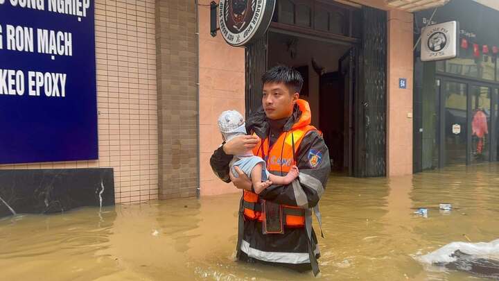 Nước lũ l&ecirc;n cuồn cuộn, người d&acirc;n Lạng Sơn leo m&aacute;i nh&agrave; nhận đồ tiếp tế- Ảnh 9.