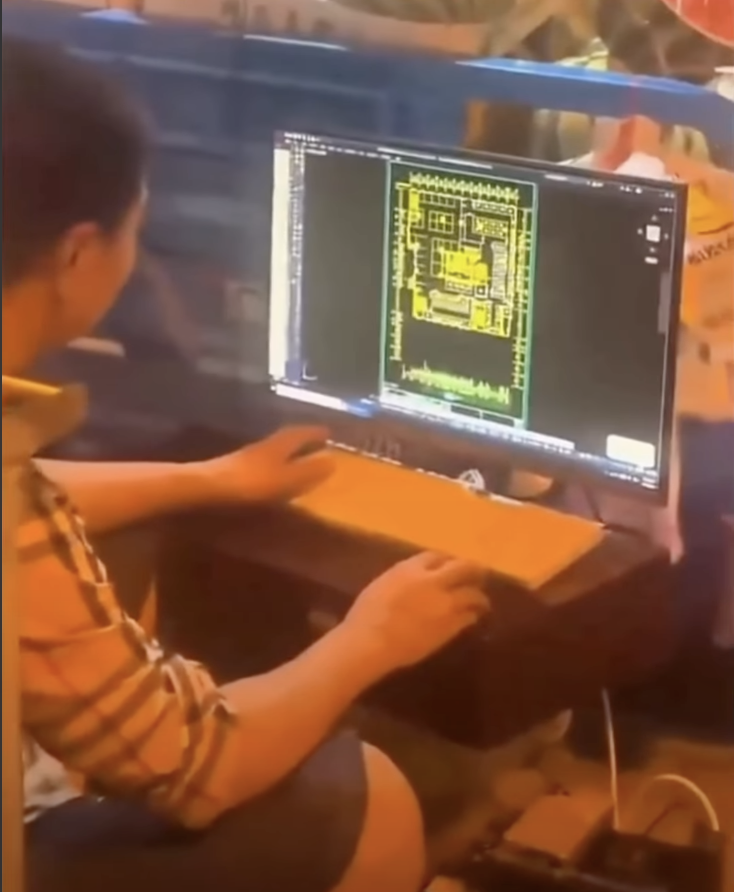 “Cao nhân” ẩn mình đây sao: Người bán dưa hấu ven đường, vắng khách lại mở laptop làm bản vẽ kỹ thuật- Ảnh 2.