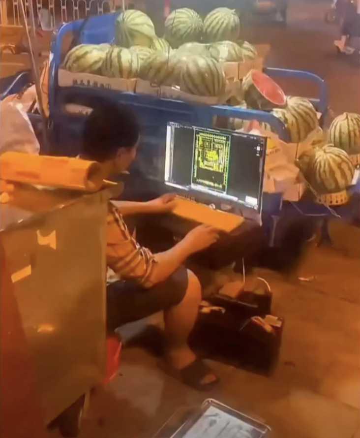 “Cao nhân” ẩn mình đây sao: Người bán dưa hấu ven đường, vắng khách lại mở laptop làm bản vẽ kỹ thuật- Ảnh 1.