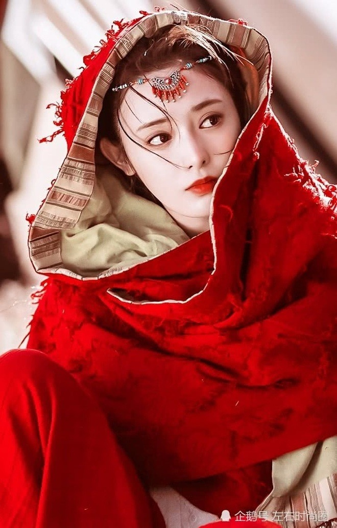 "G&aacute;i ế tuổi Ngọ showbiz" lộ clip th&acirc;n mật "bỏng mắt" với trai lạ tr&ecirc;n phố, biết danh t&iacute;nh ai cũng thấy mừng!- Ảnh 5.