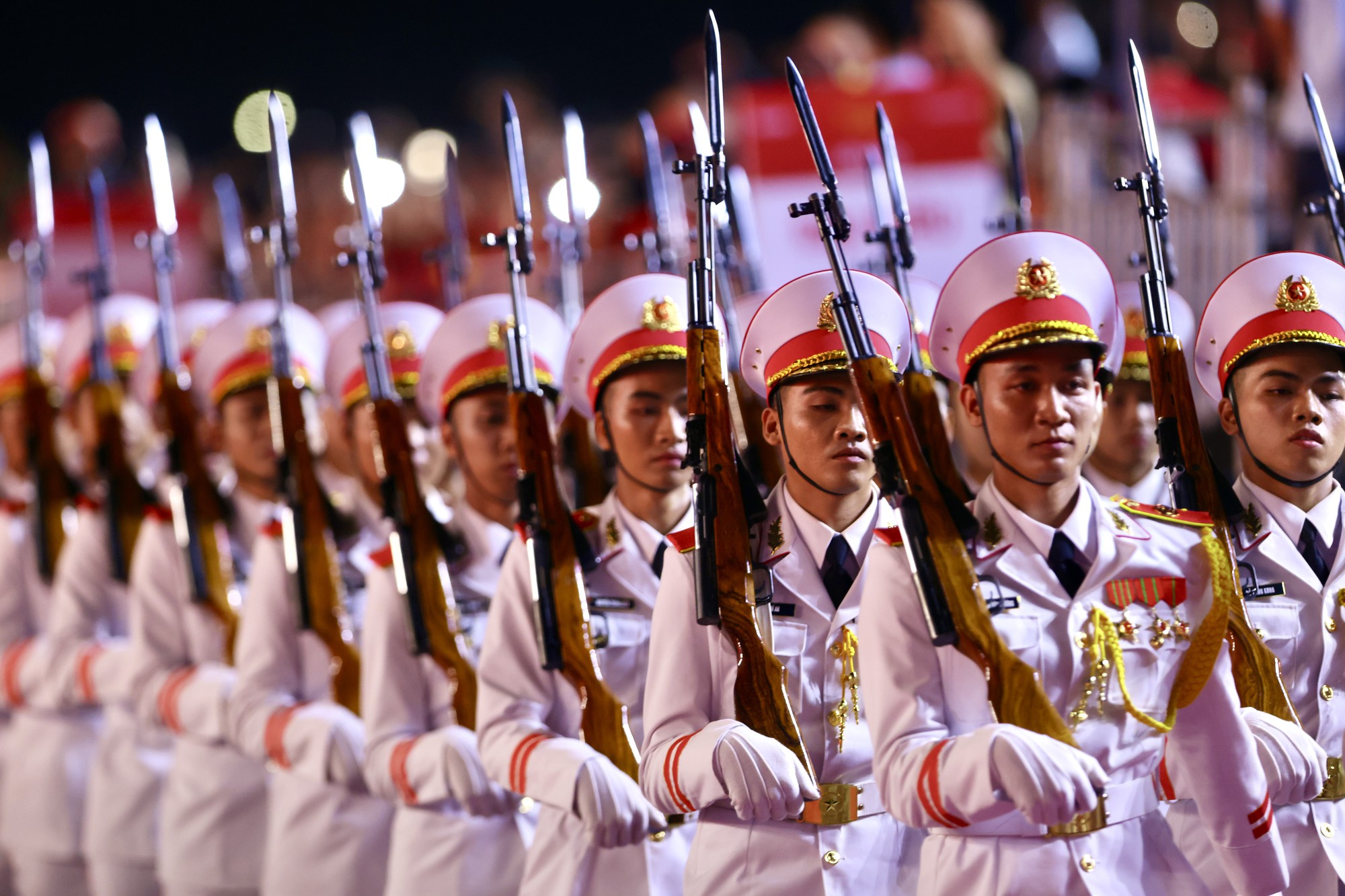 70.000 người c&ugrave;ng cất vang Tiến Qu&acirc;n Ca tại concert Tổ Quốc Trong Tim: Khoảnh khắc thi&ecirc;ng li&ecirc;ng khiến h&agrave;ng triệu tr&aacute;i tim x&uacute;c động- Ảnh 2.