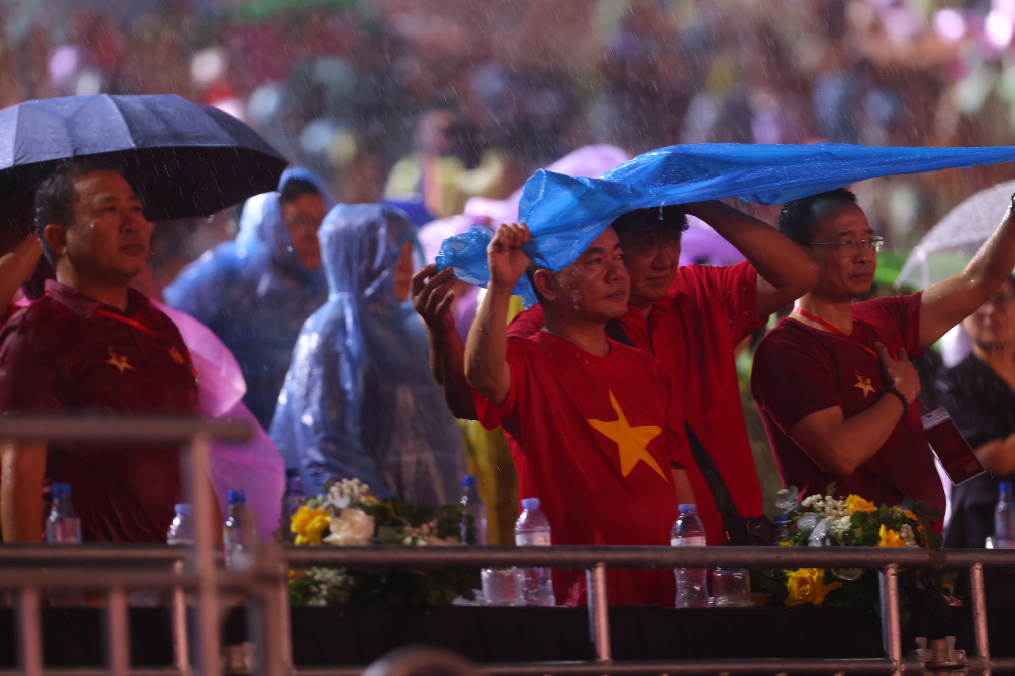 70.000 người c&ugrave;ng cất vang Tiến Qu&acirc;n Ca tại concert Tổ Quốc Trong Tim: Khoảnh khắc thi&ecirc;ng li&ecirc;ng khiến h&agrave;ng triệu tr&aacute;i tim x&uacute;c động- Ảnh 7.