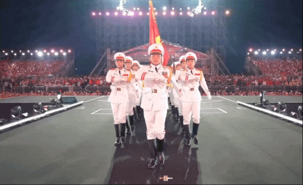 70.000 người c&ugrave;ng cất vang Tiến Qu&acirc;n Ca tại concert Tổ Quốc Trong Tim: Khoảnh khắc thi&ecirc;ng li&ecirc;ng khiến h&agrave;ng triệu tr&aacute;i tim x&uacute;c động- Ảnh 3.