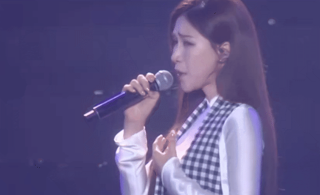Giọt nước mắt khiến cả nước x&uacute;c động của H&ograve;a Minzy - Ảnh 2.
