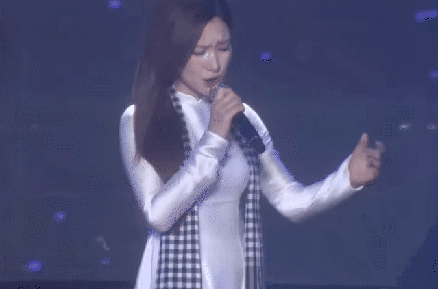 Giọt nước mắt khiến cả nước x&uacute;c động của H&ograve;a Minzy - Ảnh 1.