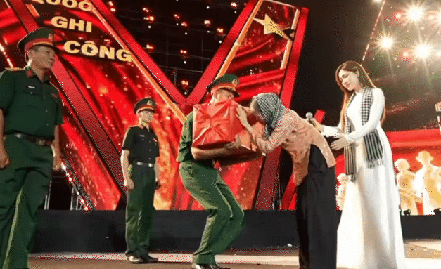 Giọt nước mắt khiến cả nước x&uacute;c động của H&ograve;a Minzy - Ảnh 3.