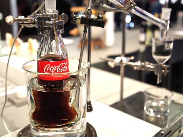 &ldquo;Đột k&iacute;ch&rdquo; ph&ograve;ng nghi&ecirc;n cứu b&iacute; mật của Coca-Cola, ph&aacute;t hiện cỗ m&aacute;y pha chế &ldquo;soda bẩn&rdquo;- Ảnh 1.