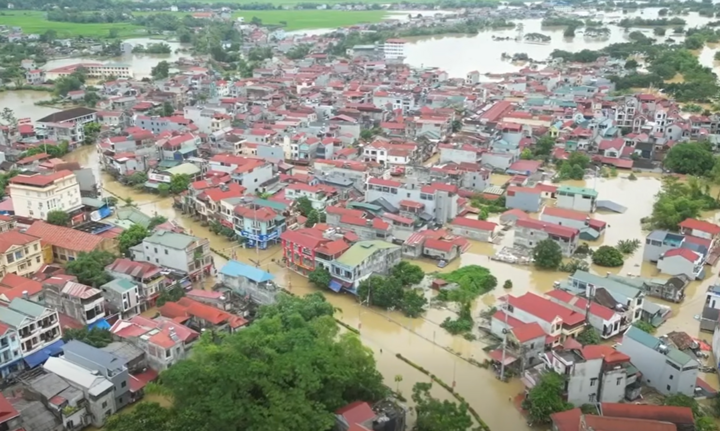 Nước lũ l&ecirc;n cuồn cuộn, người d&acirc;n Lạng Sơn leo m&aacute;i nh&agrave; nhận đồ tiếp tế- Ảnh 11.