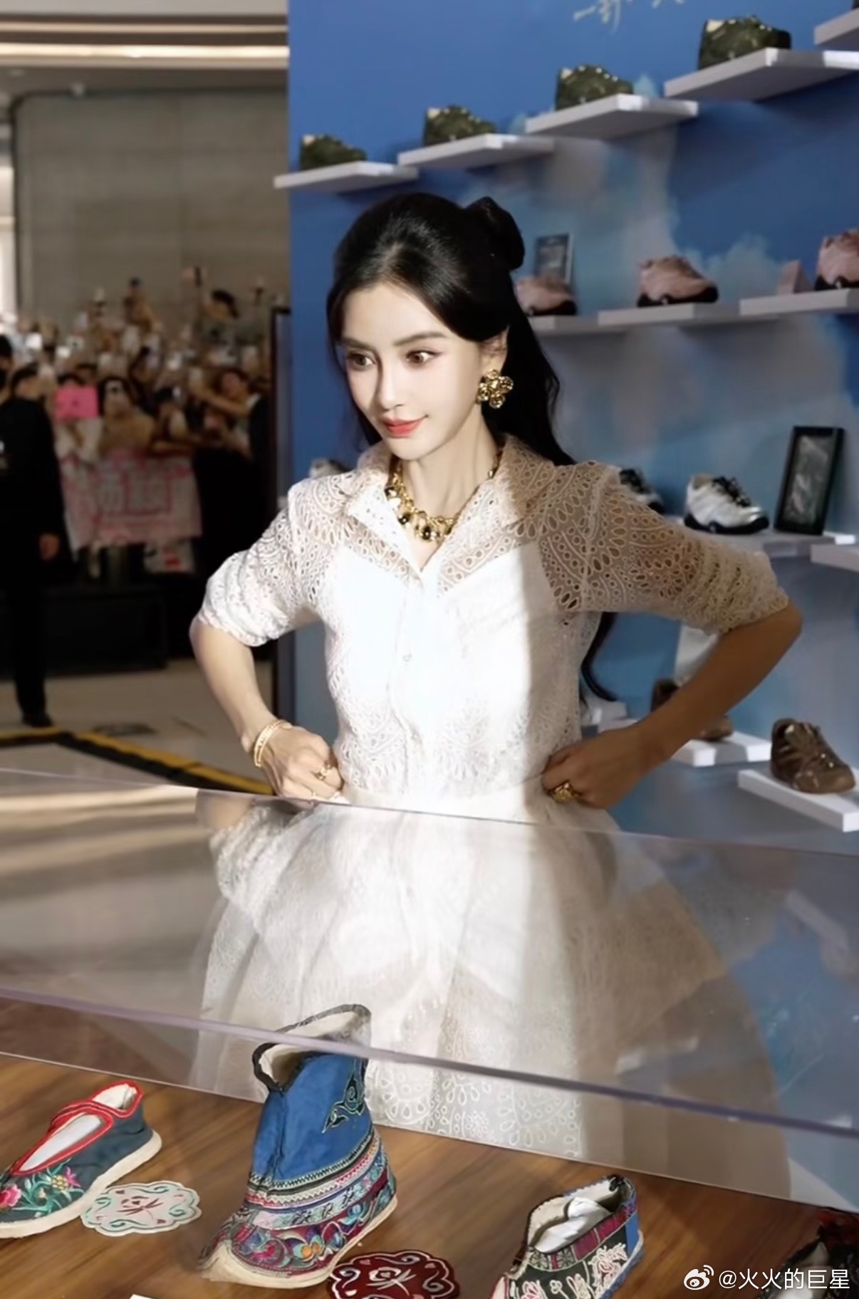 Đang lan truyền khoảnh khắc th&acirc;n mật của Angelababy v&agrave; thiếu gia k&eacute;m 11 tuổi- Ảnh 1.