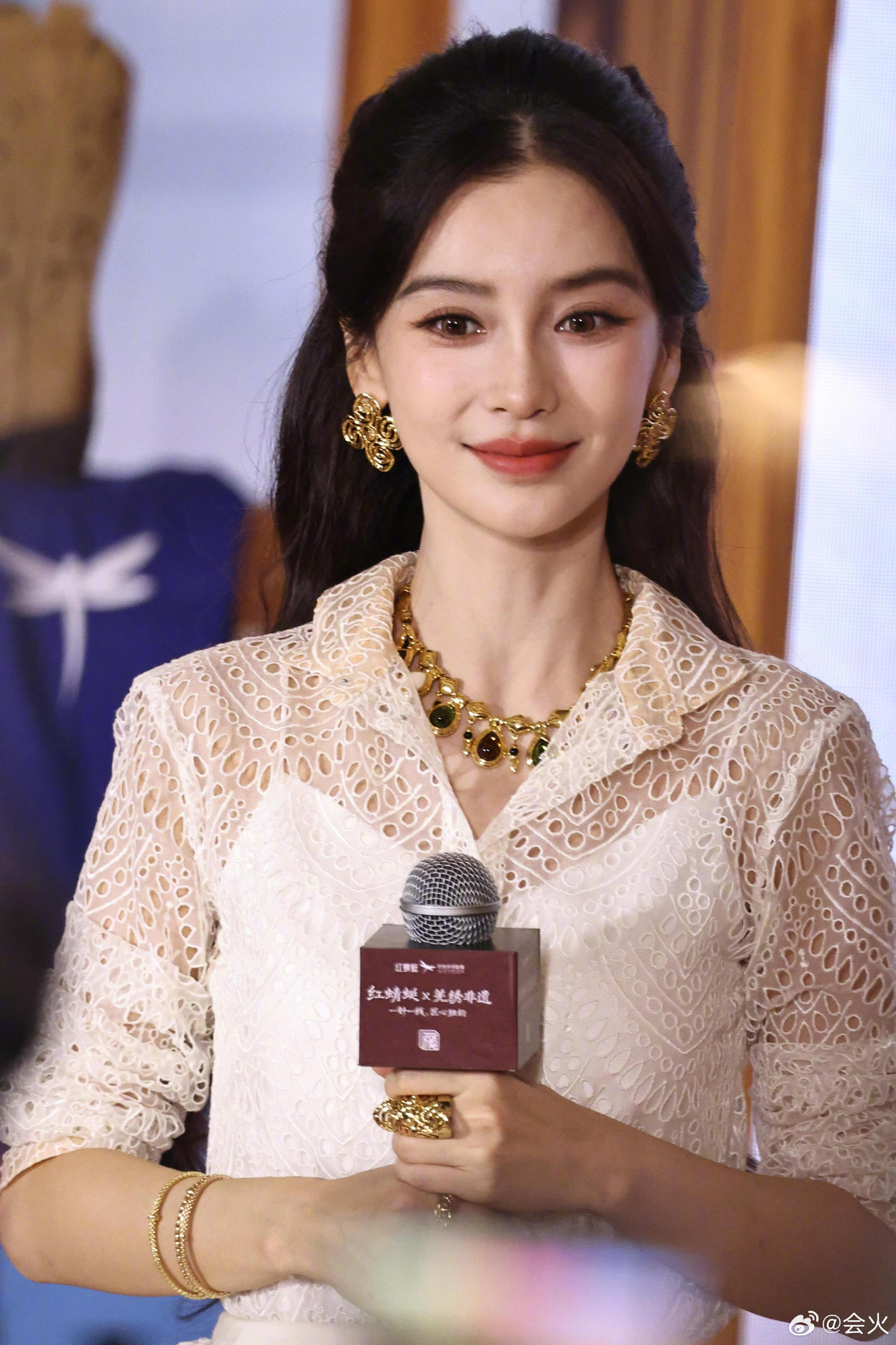 Đang lan truyền khoảnh khắc th&acirc;n mật của Angelababy v&agrave; thiếu gia k&eacute;m 11 tuổi- Ảnh 2.