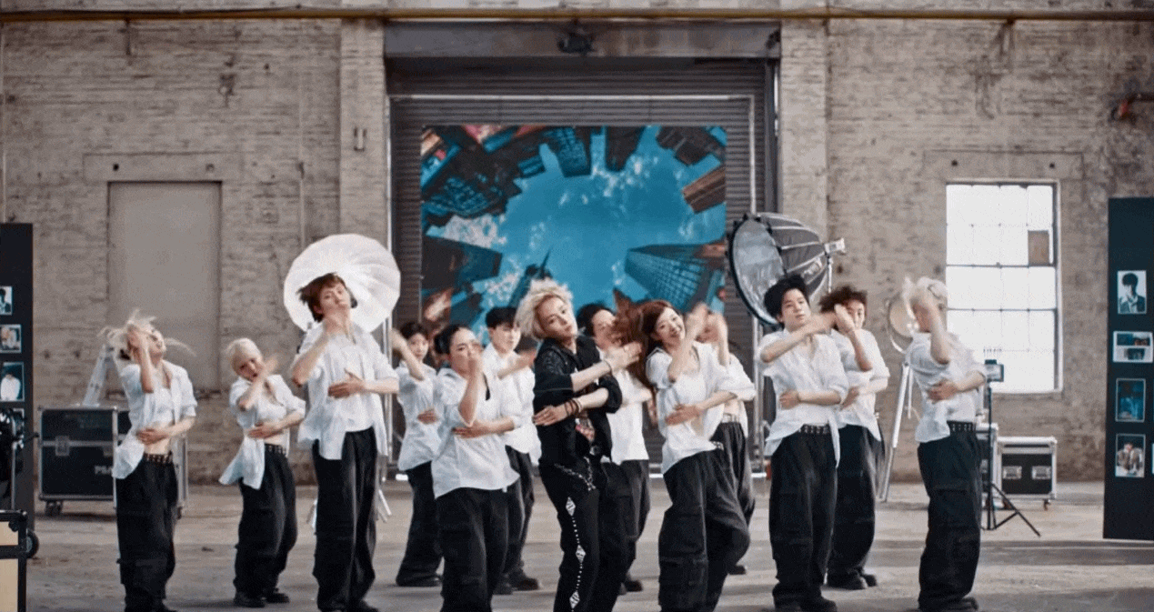 Trai Việt diện &aacute;o d&agrave;i, bưng phở "đại n&aacute;o" đất H&agrave;n, mang văn h&oacute;a Việt Nam rạng danh ở Kpop! - Ảnh 2.