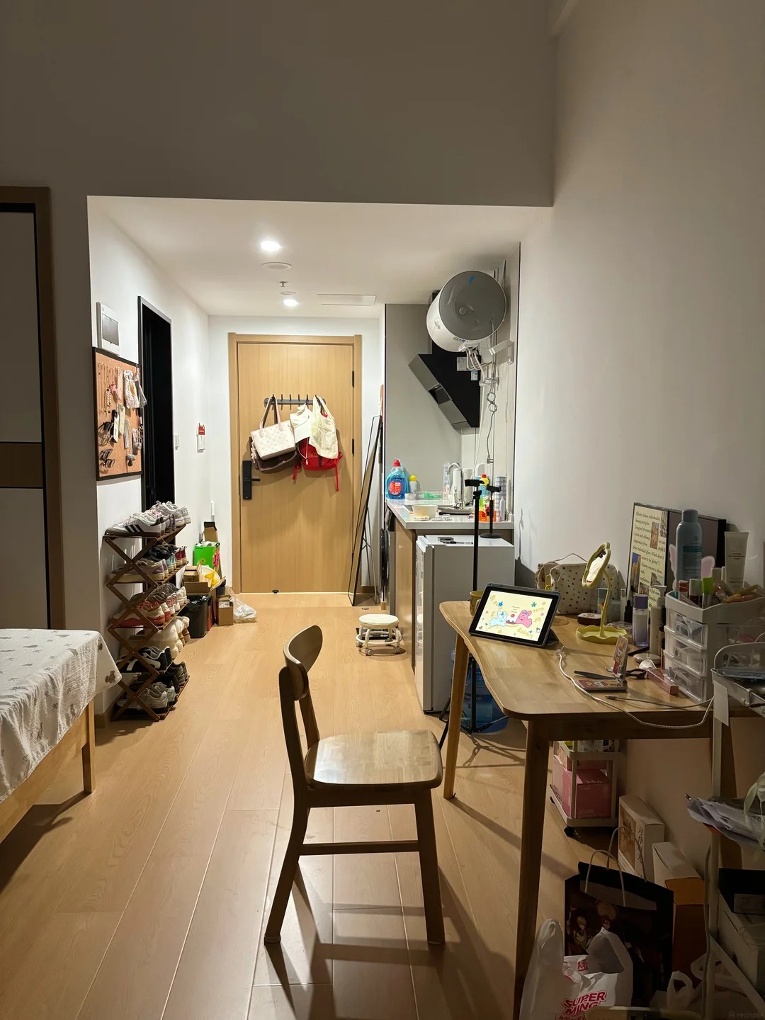 Ph&ograve;ng trọ 3,5 triệu/th&aacute;ng, 20m2 của nữ sinh vi&ecirc;n năm cuối khiến c&ocirc; hối hận - Ảnh 4.