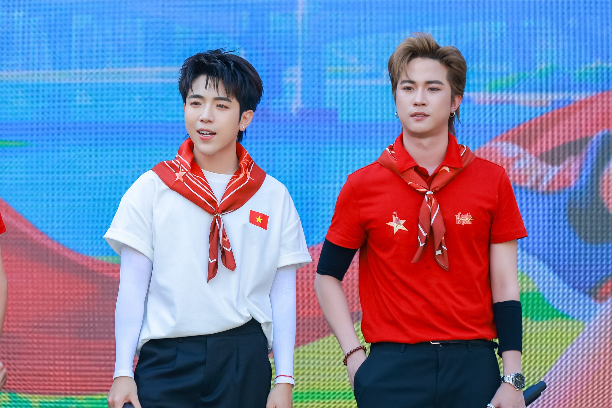 Tổ hợp visual "không điểm chê" tại concert Tổ Quốc Trong Tim: Sơn.K đứng yên cũng gây mê, Cody Nam Võ - TOKI đẹp ngời ngời- Ảnh 4.
