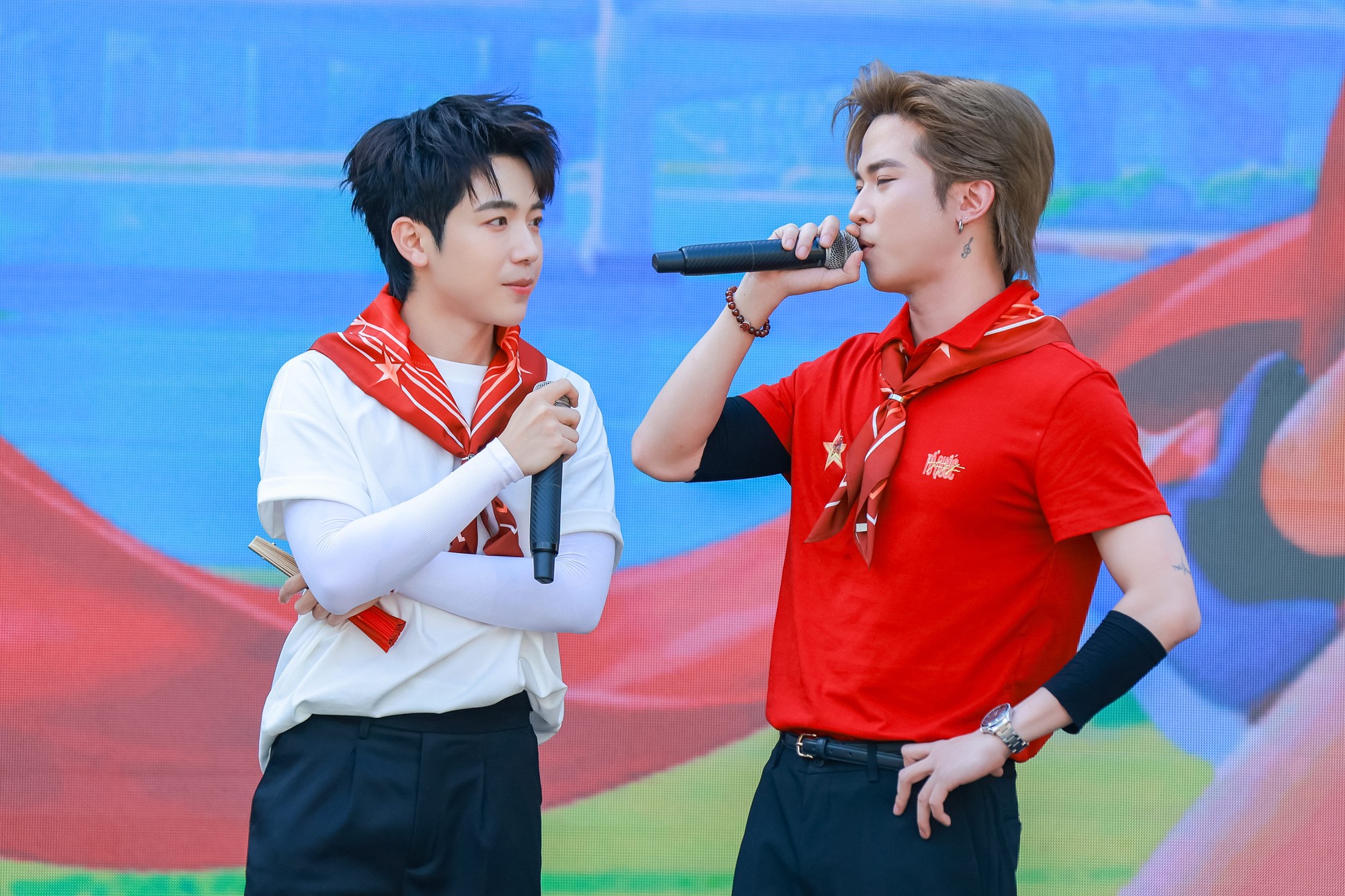 Tổ hợp visual "không điểm chê" tại concert Tổ Quốc Trong Tim: Sơn.K đứng yên cũng gây mê, Cody Nam Võ - TOKI đẹp ngời ngời- Ảnh 5.