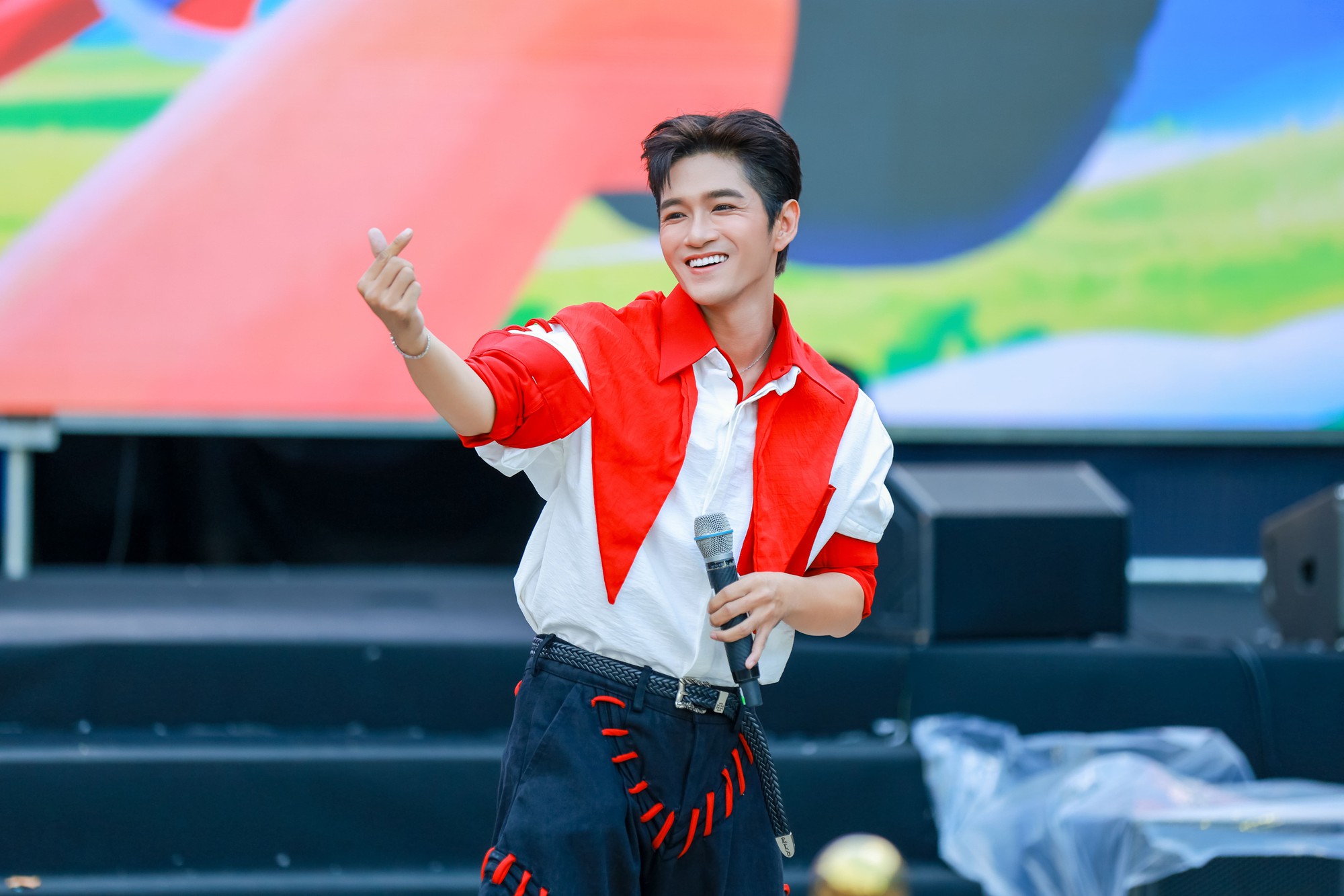 Tổ hợp visual "không điểm chê" tại concert Tổ Quốc Trong Tim: Sơn.K đứng yên cũng gây mê, Cody Nam Võ - TOKI đẹp ngời ngời- Ảnh 9.