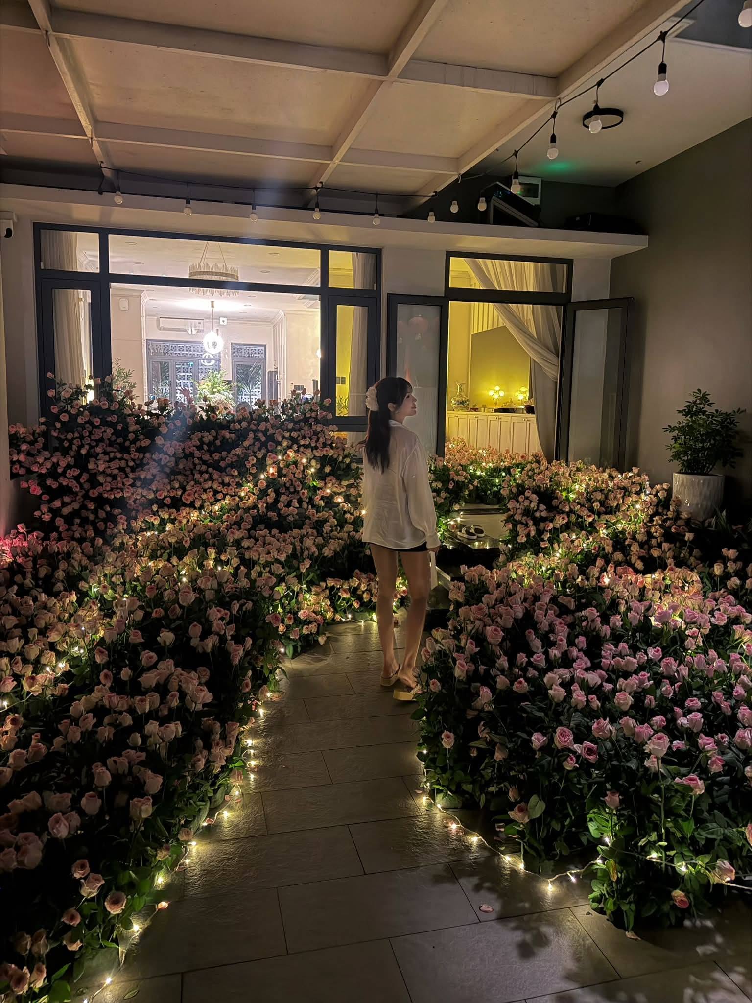 Ng&ocirc;i nh&agrave; của Diệp L&acirc;m Anh - nơi &ldquo;hồng h&agrave;i nhi&rdquo; k&eacute;m 11 tuổi phủ k&iacute;n 6.836 đ&oacute;a hoa hồng, đẹp hơn cả cổ t&iacute;ch- Ảnh 1.