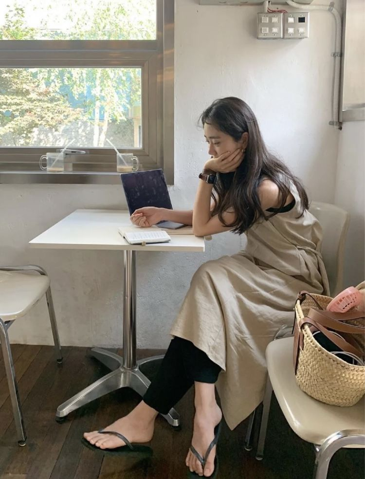 Dọn tủ bỏ đi h&agrave;ng chục bộ quần &aacute;o, t&ocirc;i mới nhận ra 7 kiểu mua sắm khiến tiền cứ &acirc;m thầm biến mất - Ảnh 1.