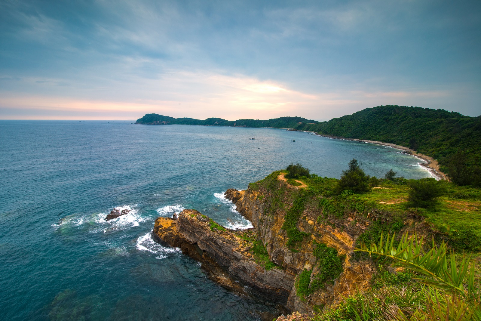 B&atilde;i biển Việt Nam d&agrave;i 1.500m, từng vượt 'Hawaii phương Đ&ocirc;ng', lọt top 12 thi&ecirc;n đường rẻ nhất thế giới - Ảnh 2.